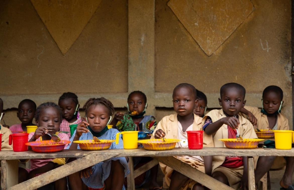Students at COYAH/ KOUNSITA primary school eat a meal at school- June 2021. Credit: M. Mazboudi