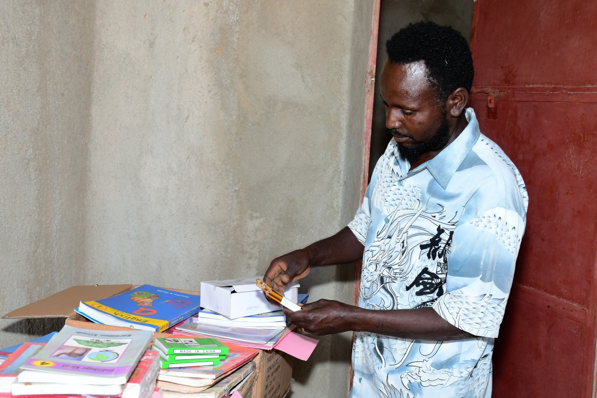 A teacher in Rakia’s school distributing the newly printed textbooks with support from GPE funding. Credit: Raffaele Giuseppe