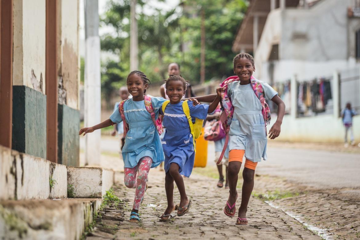 With backpacks on their backs, girls run through the streets in Sao Tome and Principe. Credit: UNICEF São Tomé and Principe
