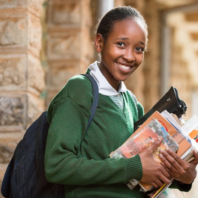 Student with school materials in Kenya. Crédit : GPE / Kelley Lynch